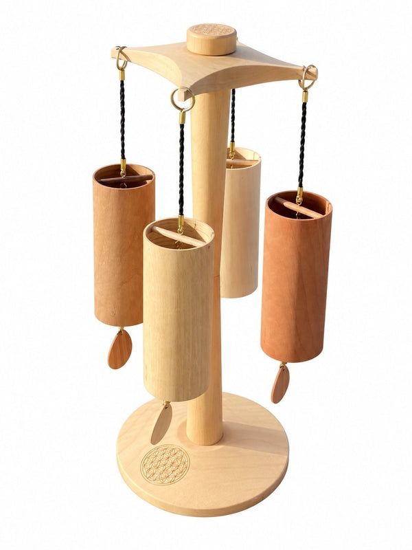 Set di 4 carillon Koshi Earth Symphony sul supporto rotante Premium Fiore della Vita, vista angolata, sfondo bianco