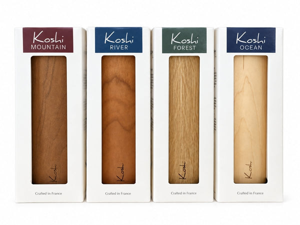 Set di 4 carillon Koshi Earth Symphony nelle loro scatole: Mountain, River, Forest, Ocean, sfondo bianco