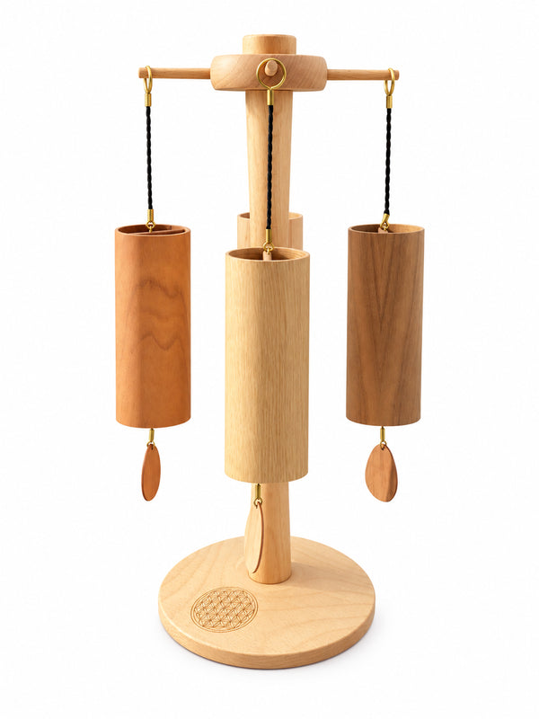 Set di 4 carillon Koshi Earth Symphony sul supporto rotante Zenmotion, vista frontale, sfondo bianco