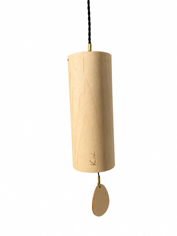 Carillon Koshi Ocean in acero appeso al suo cordino, collezione Earth Symphony, sfondo bianco